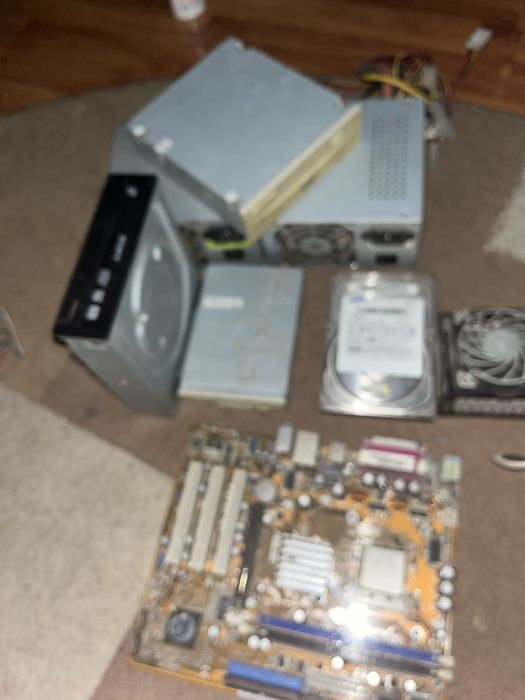 Vand piese de calculataore