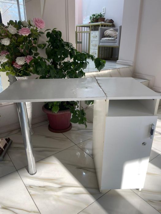 Маникюрный стол