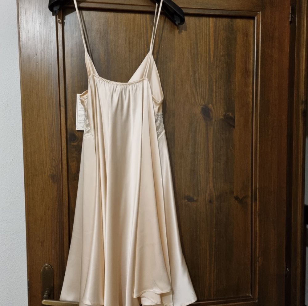 Бледо розова копринена шаферска рокля