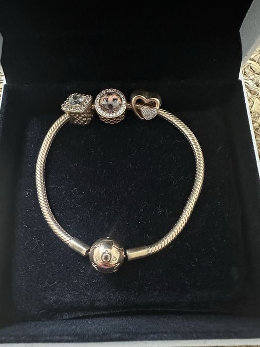 Гривна пандора Rose Gold с един талисман