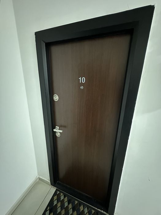 Usa intrare apartament