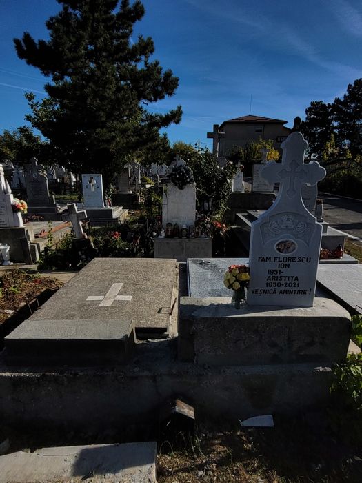 Vind loc de veci cimitir ungureni craiova.