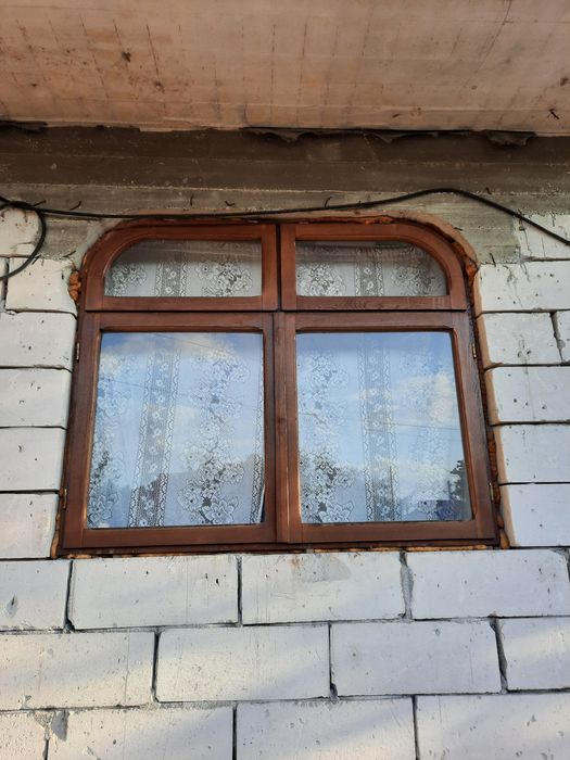 Vând 4 uși si 8 geamuri