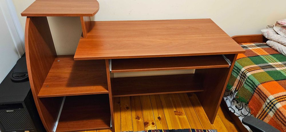 Офис бюро + въртящ се стол към него