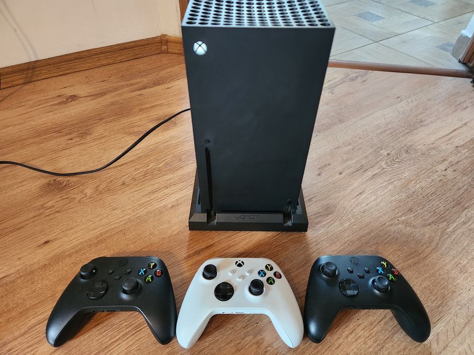 Vând Xbox Series X 1TB + Controller