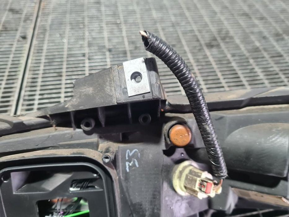 Far Dreapta Jeep Cherokee V 2013 - 2017 SUV 4 Usi (951) Fara xenon