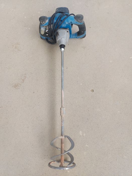 Mixer pentru amestecarea adezivului pentru placing.