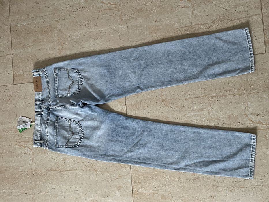 Vand blugi noi cu eticheta GUESS