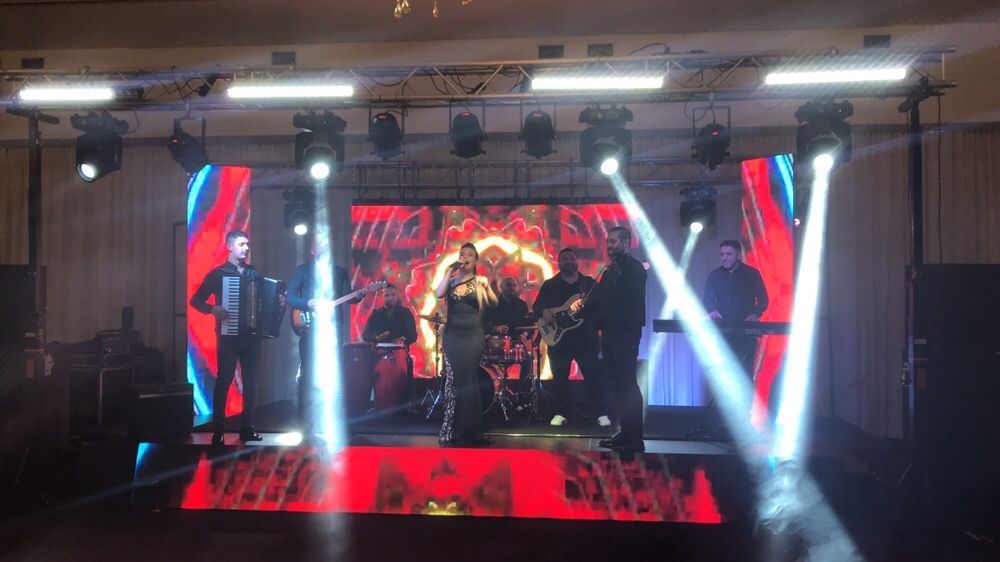 ecran led scena lumini fum greu decor mese scaune washington