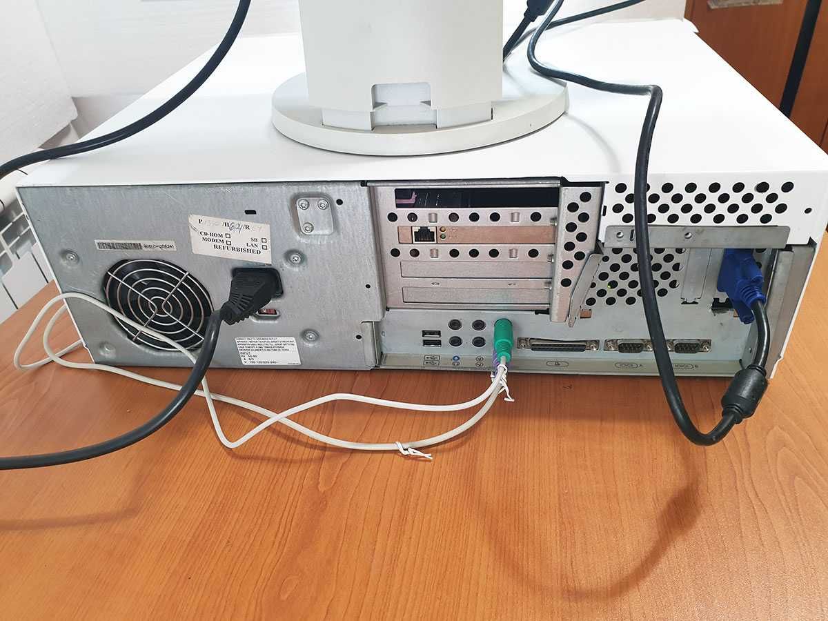 Продавам ретро компютър COMPAQ с инсталиран Windows 98