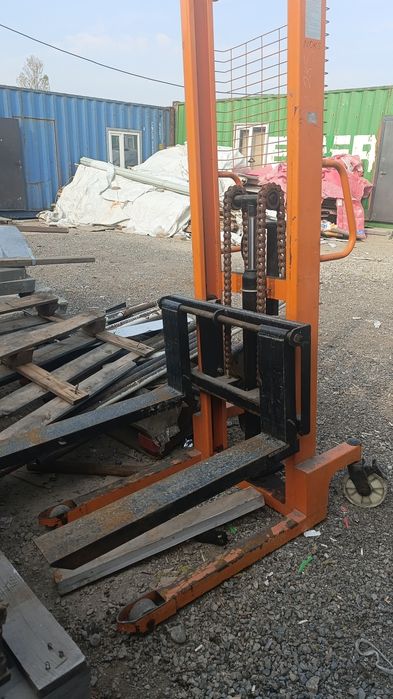 Штабелёр 2 т.в отличном состоянии