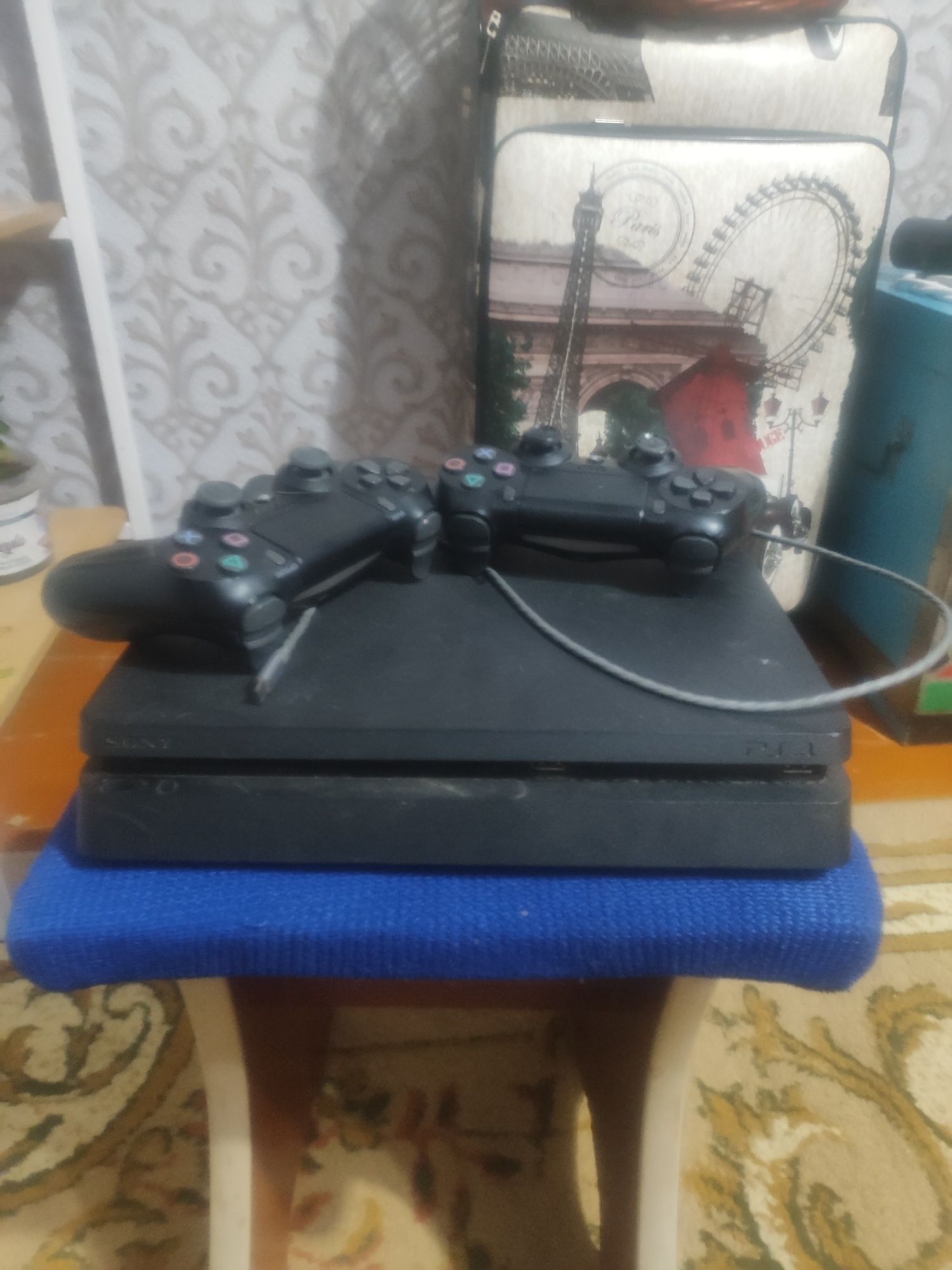 Продам Playstation 4 slim в идеальном состоянии