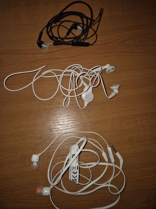 Casti cu fir Samsung si JBL