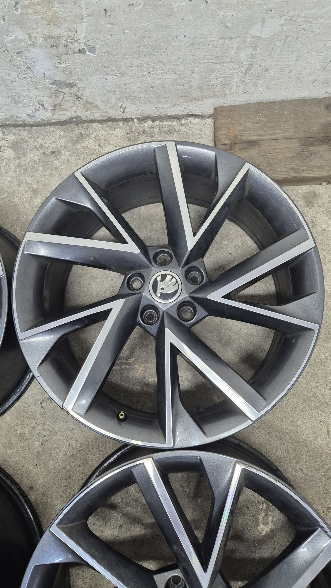 Jante  R19 5x112 8J ET44, model Vega, originale Skoda Superb 3.