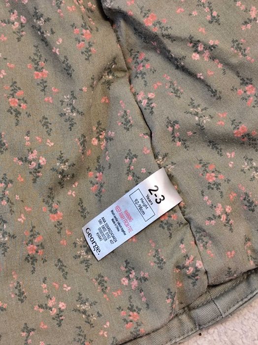 Подарявам дрехи за 2-3 години якета и рокля, лично предаване