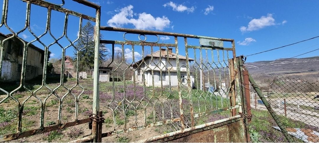 Парцел за застрояване със стара къща