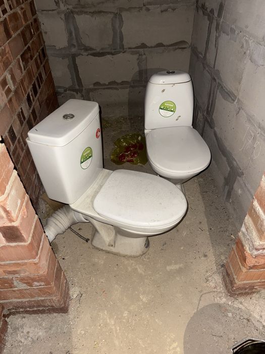 Унитаз в сборе, в хорошем состоянии