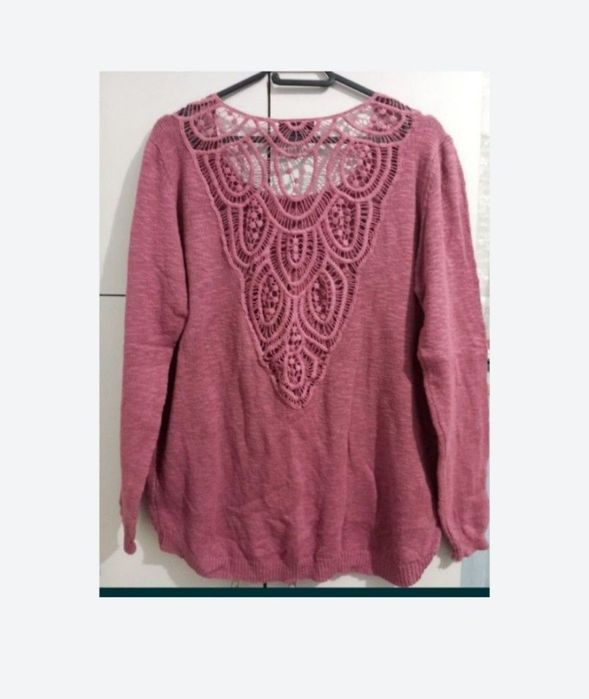 Pulover mărimea L cu dantelă pe spate