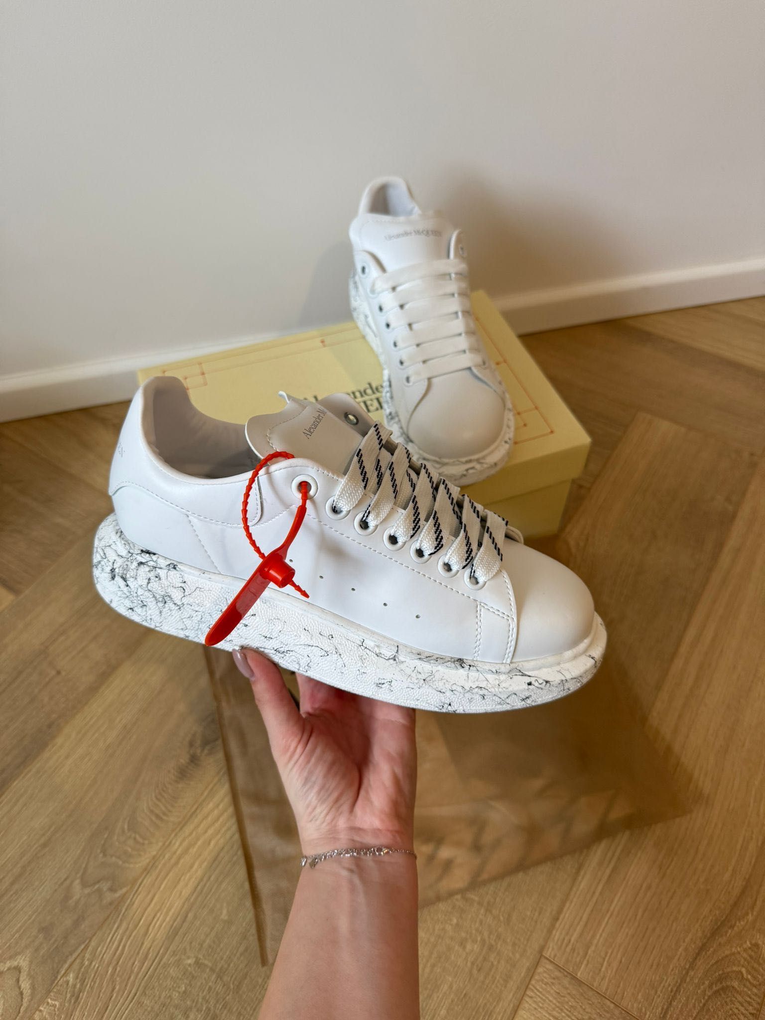 Adidasi Alexander M c Q u e e n Graffiti Edition