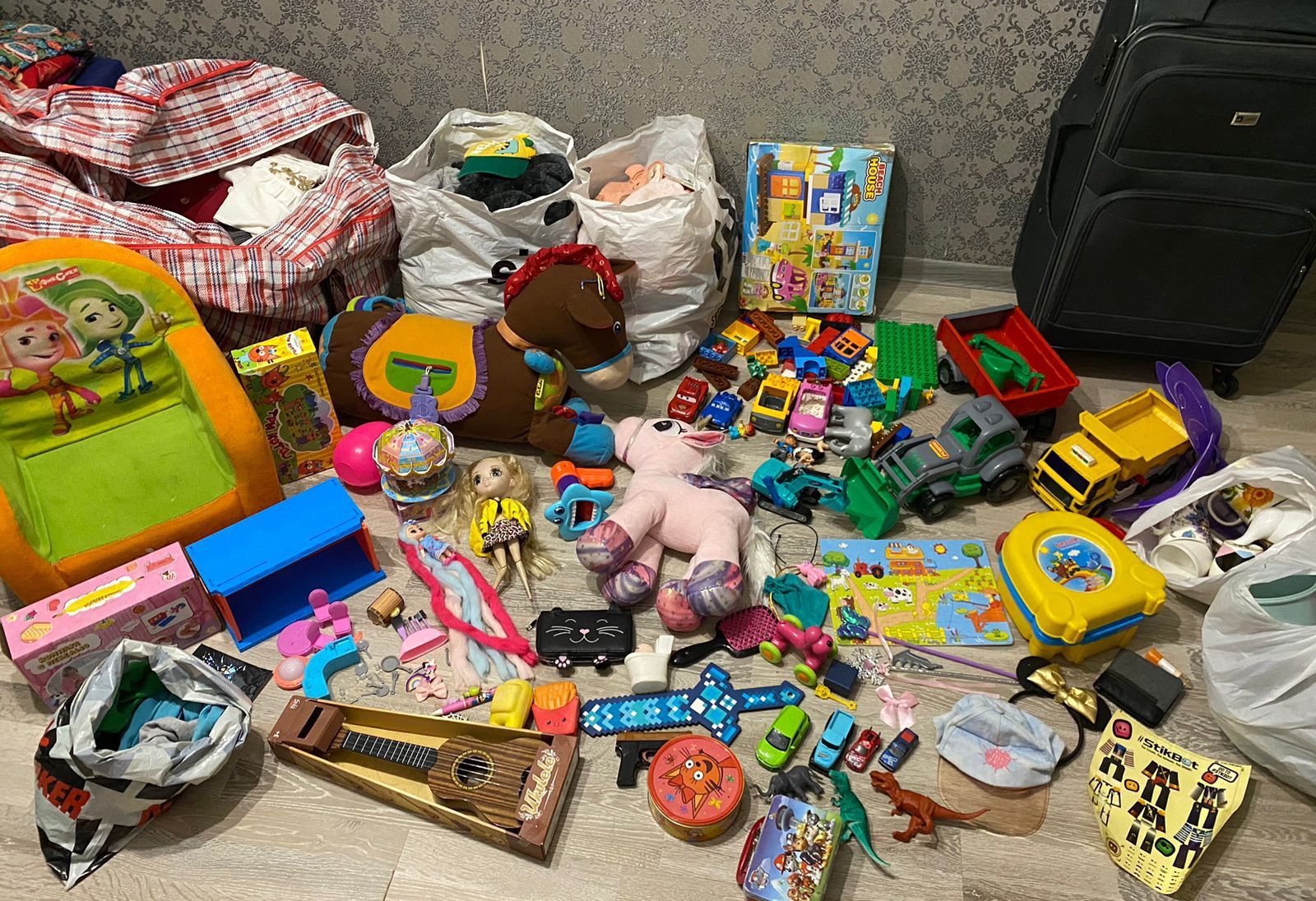 Пакеты , игрушек, вещей , посуды, лошадка, кресло, чемодан