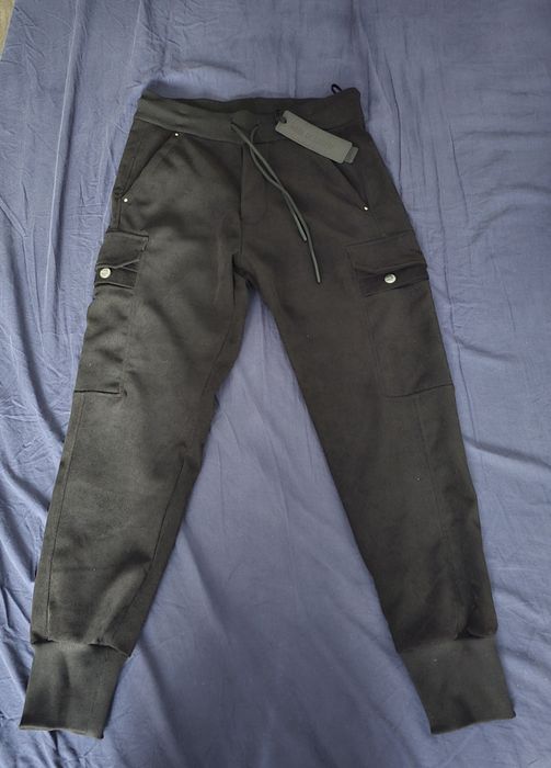 Pantaloni noi cu eticheta, made by society