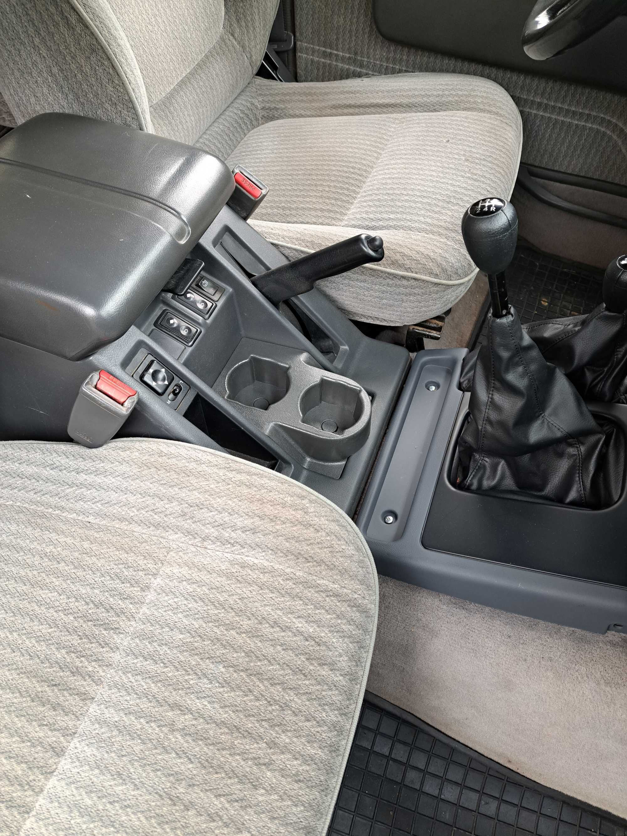 Nissan Patrol Y60 - suport pahare
