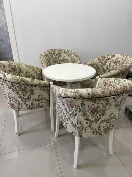 Set masa rotuna si 4 fotolii lemn masiv