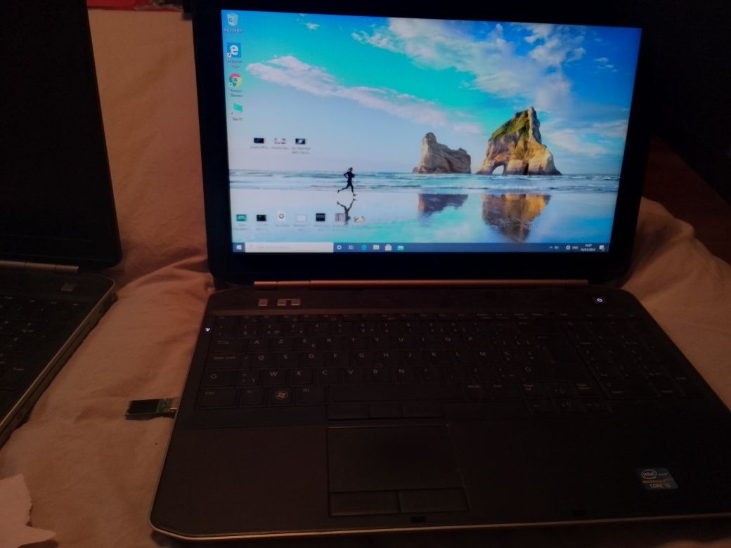 Două laptopuri Dell Latitude funcționale, fără baterii