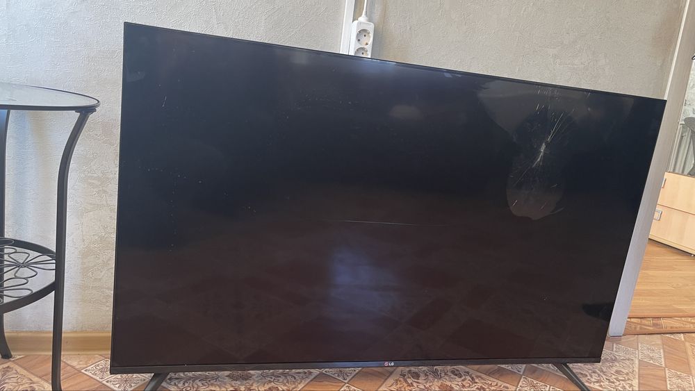 Продам рабочий телевизор с разитым экраном