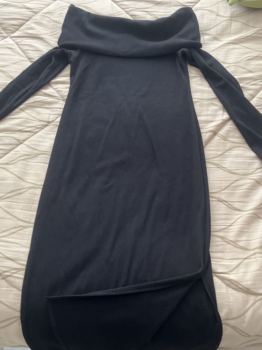 Продаю платье с открытыми плечами,длинное,черное есть средний разрез .