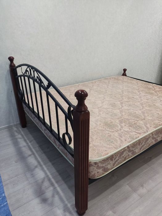 Продам кровать 2-х спальную с матрасом