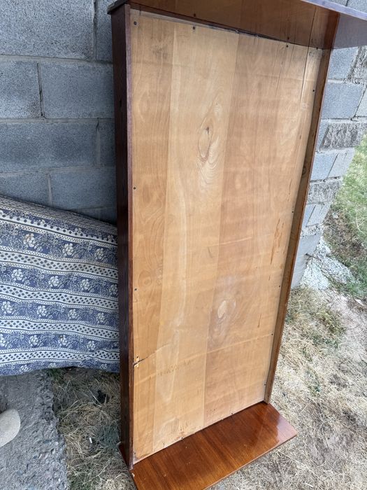 старая кровать с матрасом