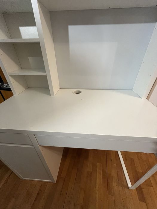 Birou ikea alb cu tabla si etajere