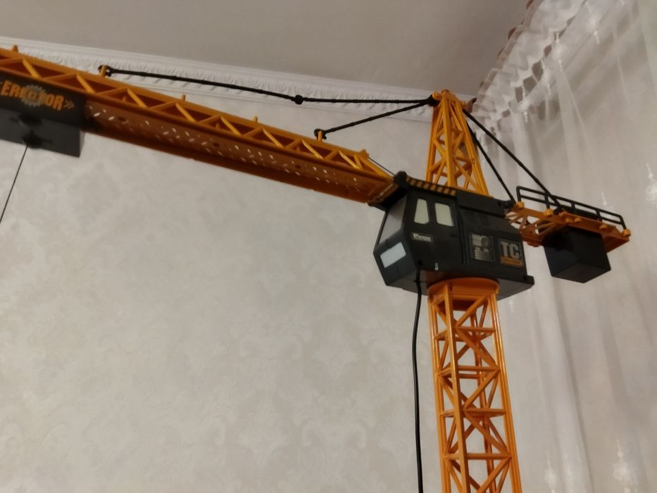 Башенный кран новый игрушка,на управлении большой.
