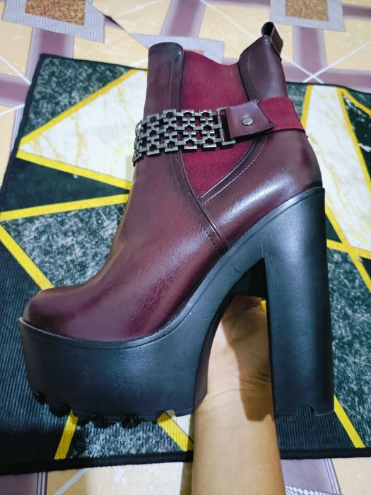 Încălțăminte cu toc