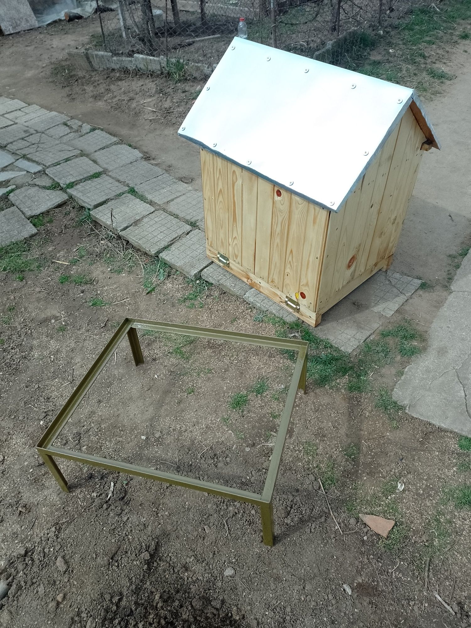Кучешка къщичка със платформа