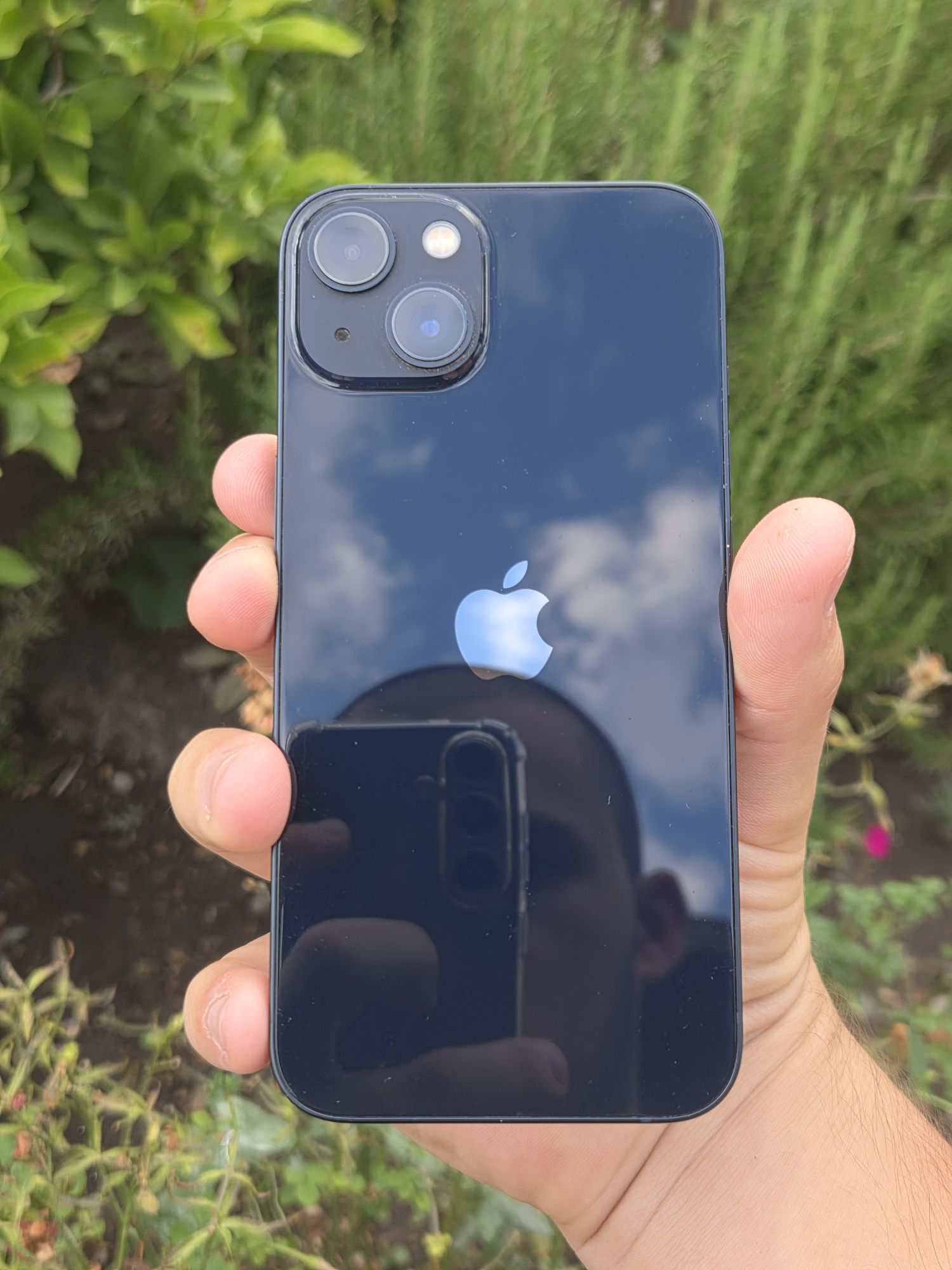 iPhone 13 128GB – Много добро състояние + оригинални аксесоари