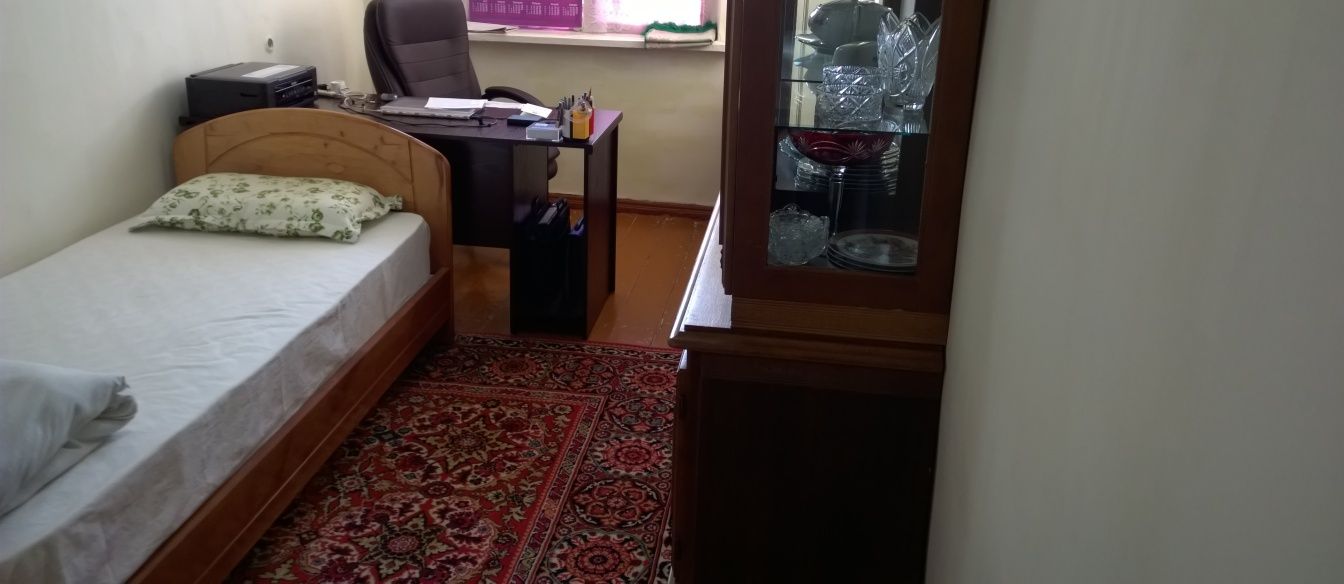 Кровать одноместная в отличном состоянии древесина из ореха