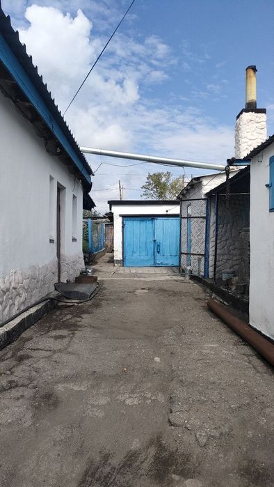 Продаётся кирпичный дом с центральным отоплением.