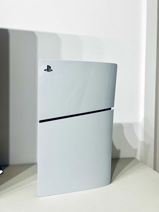PlayStation 5 Slim (PS5) 1TB + 2 Controllere (Aproape Noi)
