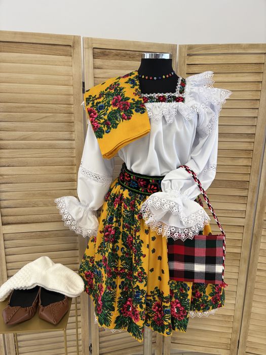 Costum popular/traditional pentru femei de Maramures complet