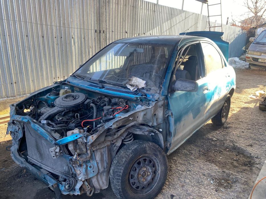 Мазда121 на запчасти 1993год 1.3 объем  моновпрыск КПП механика