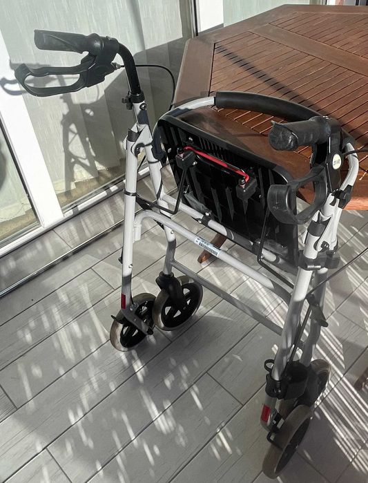 Продавам количка-проходилка възрастни хора,