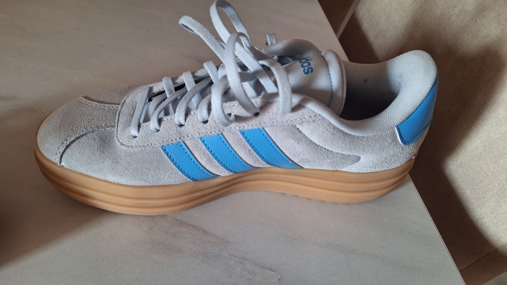 Vând adidași Adidas Vl court