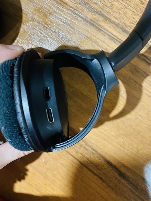 Наушники JBL зарядка родная в ремонте не были заряд держут хорошо