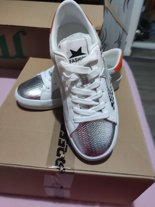 Vând adidași damă, numărul 38, culoare gold, adidași sunt noi