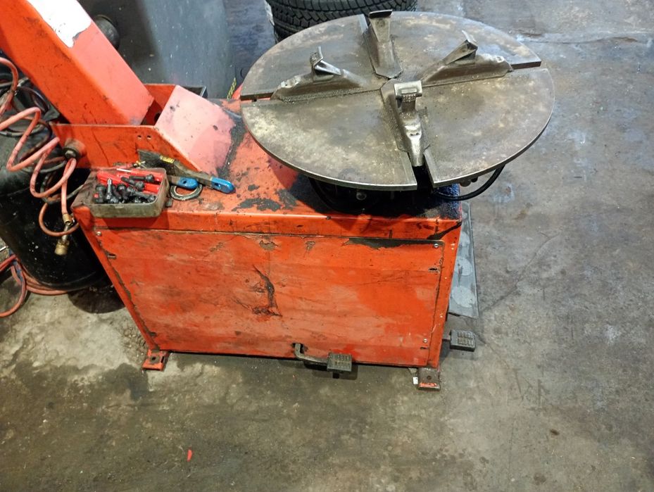 Италиянска машина за монтаж на гуми