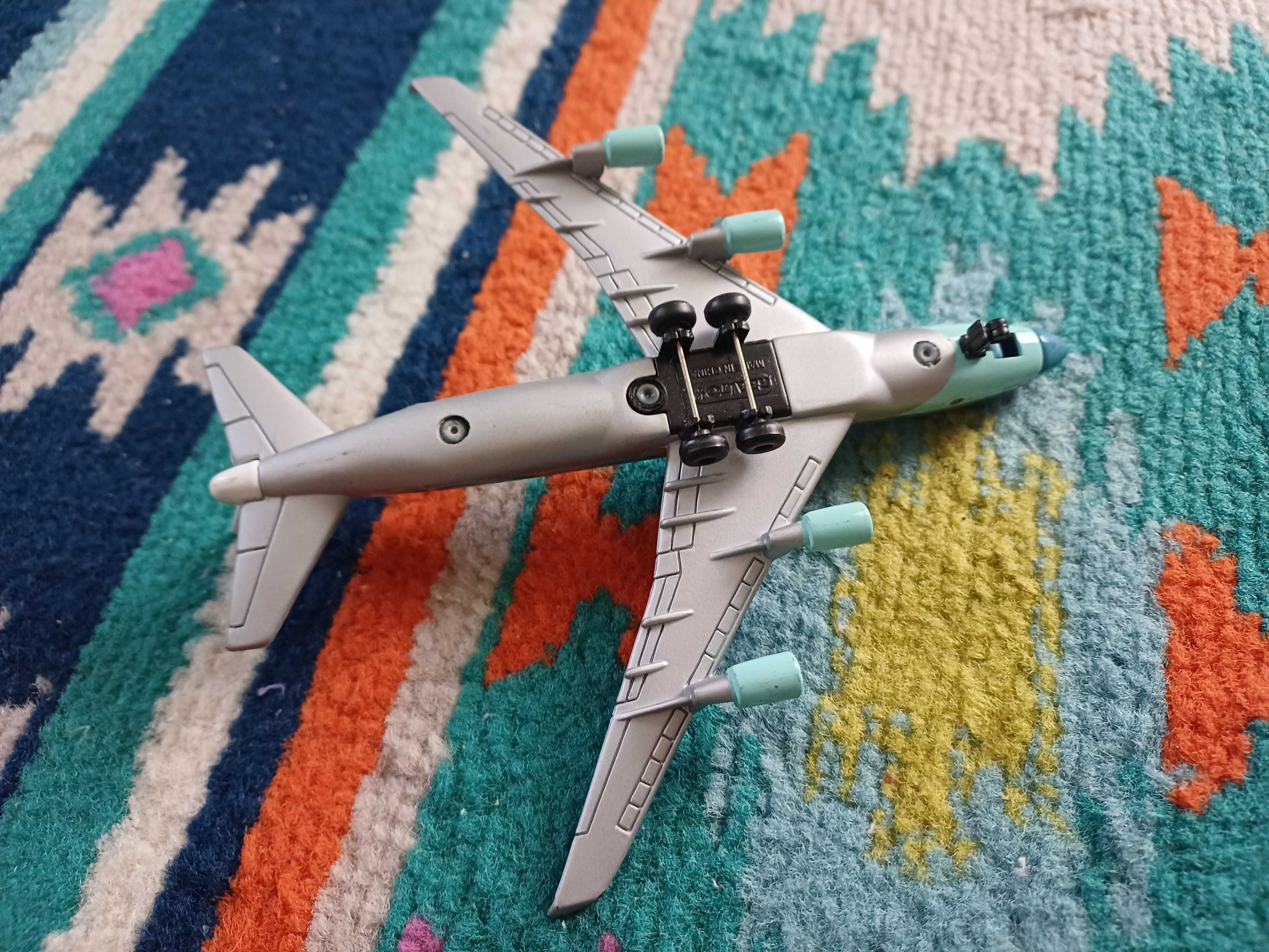 macheta avion jucarie