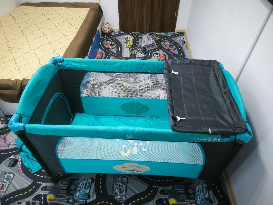 Pătuț pliabil pe două nivele