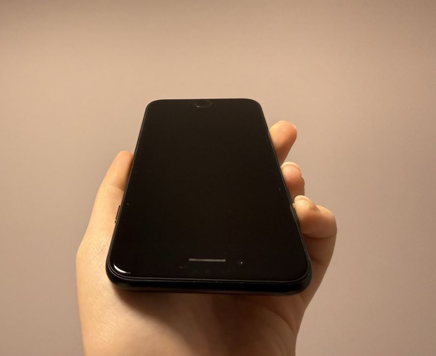 Iphone SE 3 (2022) 128 GB Запазен (84% Battery health)